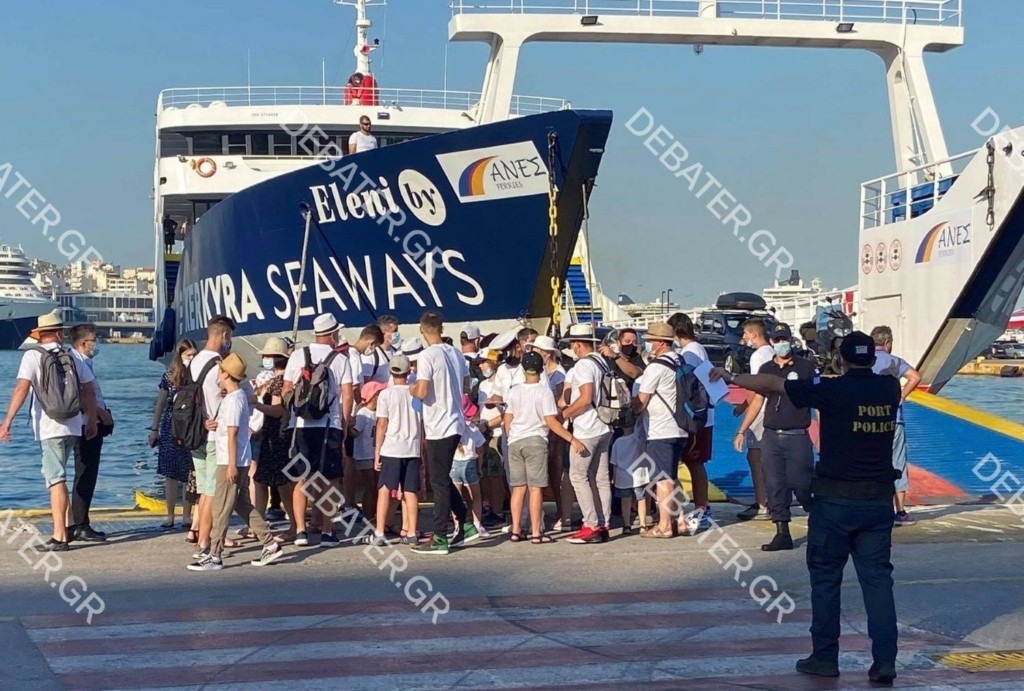 “Χάμος” με εξονυχιστικούς ελέγχους του Λιμενικού και ουρές στο λιμάνι του Πειραιά (pics)