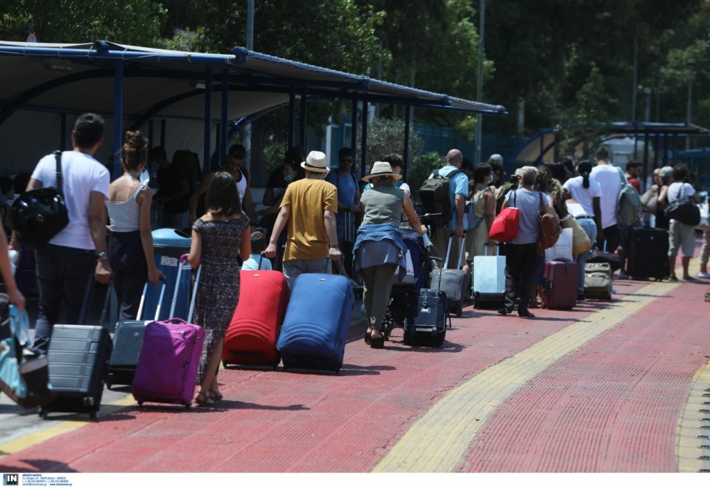 Τεράστιες ουρές και αυστηροί έλεγχοι στο λιμάνι του Πειραιά (vid)
