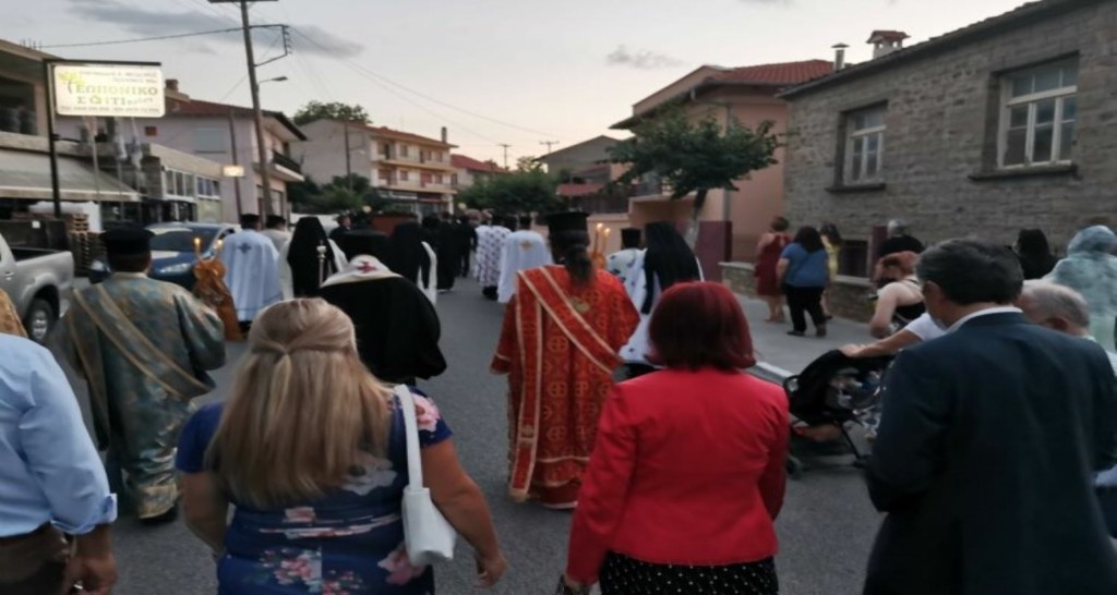 Λιτανεία με περιφερειάρχη και “γαλάζιο” βουλευτή – Πρόστιμο όμως μόνο στον ιερέα