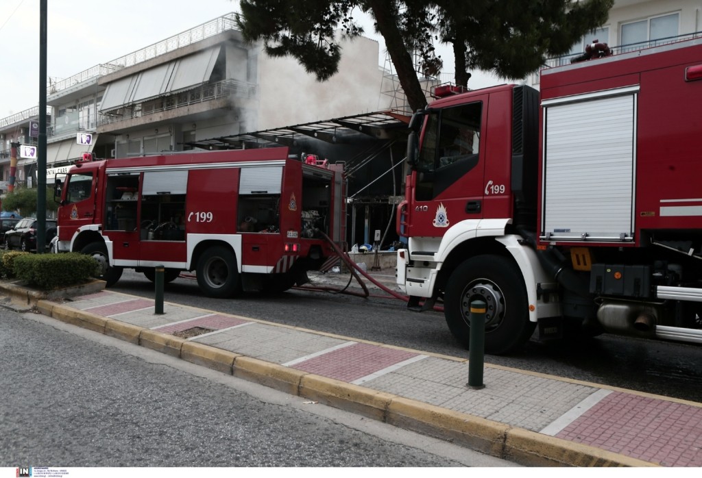 Ώρες αγωνίας από φωτιά σε πολυκατοικία στο Λουτράκι – Έβγαλαν τους ένοικους από το μπαλκόνι (pics&vid)