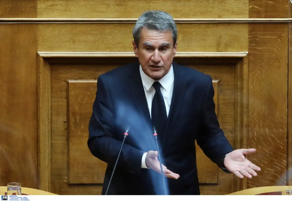 Ο Λοβέρδος ζητά να απαγορευτεί η είσοδος στους ανεμβολίαστους στην Βουλή