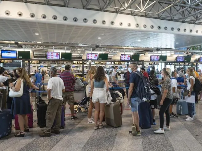 Μπλοκαρισμένοι δεκάδες επιβάτες με προορισμό την Ελλάδα στο αεροδρόμιο Malpensa του Μιλάνο λόγω του QR code