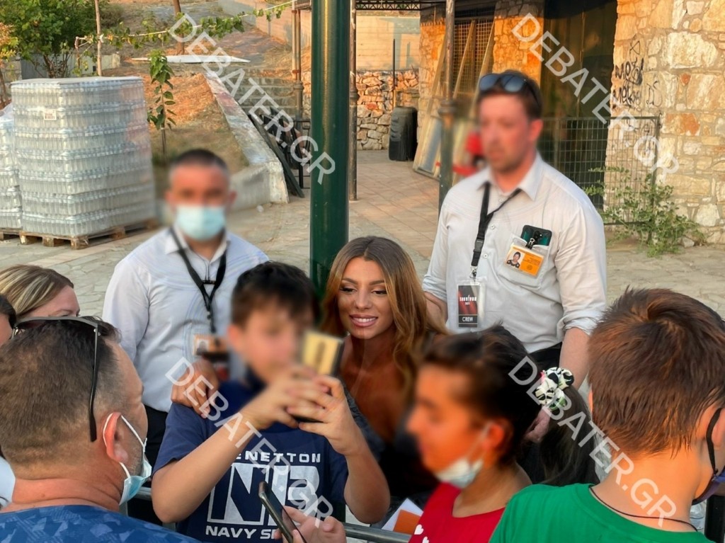 “Κραυγές” για τη Μαριαλένα Ρουμελιώτη και την Μαριπόσα – Ο Κόρομι έγινε ξανά “Μαχητής” με τον κόσμο (vids)