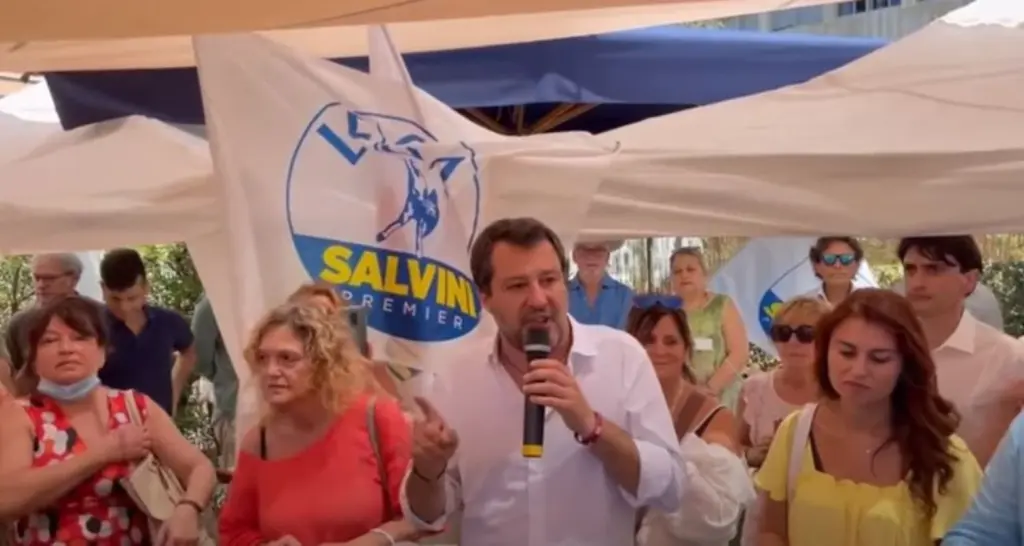 Προκαλεί ο Σαλβίνι – “Αρνούμαι να κυνηγούν τον γιό μου με τεστ κορονοϊού ή σύριγγα εμβολίου”
