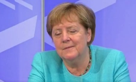 Πόσο… βαριέται η Μέρκελ; Viral το βίντεο με τη Γερμανίδα καγκελάριο να κοιμάται σε τηλεδιάσκεψη με πολίτες (vid)