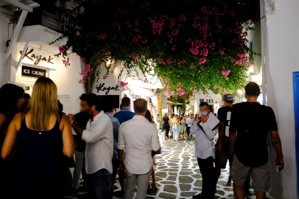 “Ανοίγει” η Μύκονος – Τα μέτρα των επιχειρηματιών που υποσχέθηκαν στον Άδωνι – Ζήτησαν μεταφορά ασθενών με κορονοϊό στην Αθήνα