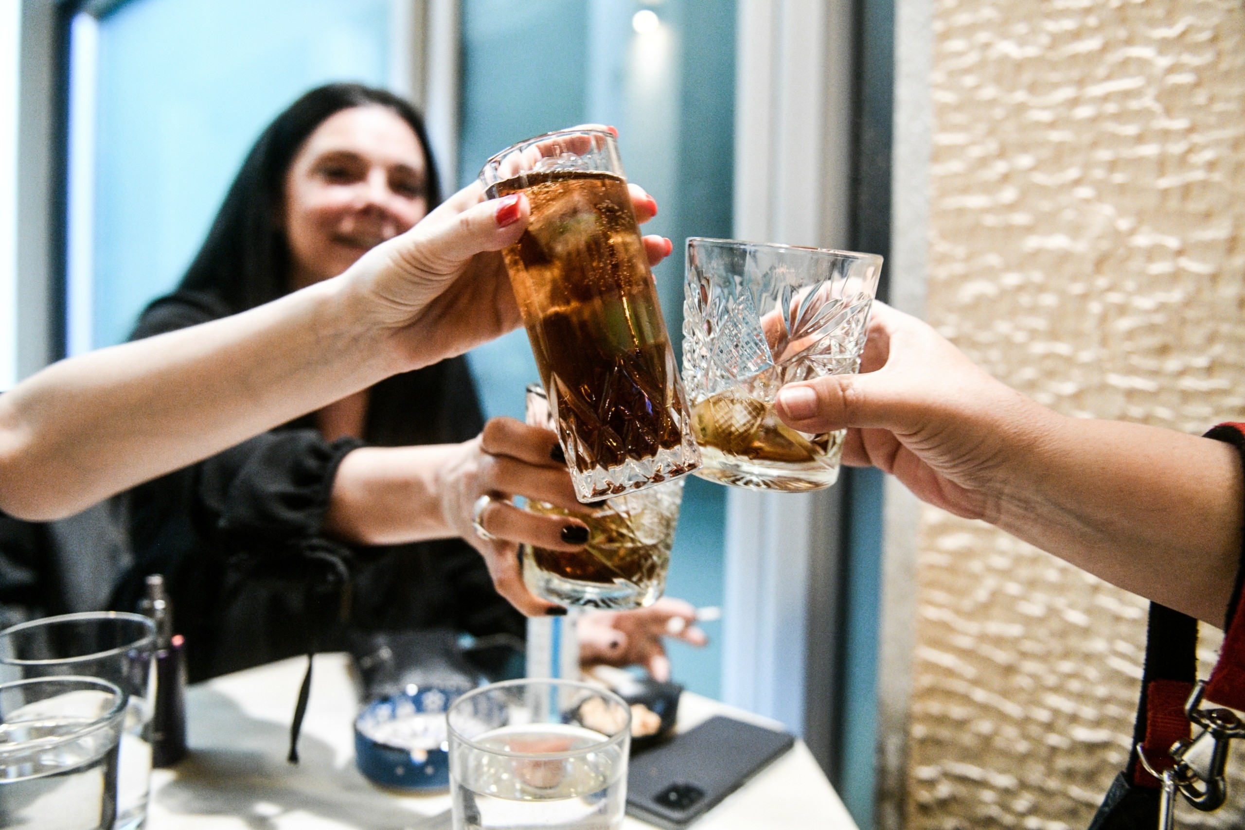 Προειδοποίηση Μητσοτάκη για τη διασκέδαση και τα γεμάτα κόσμο μαγαζιά – “Μαγειρεύουν” τα νέα πρόστιμα