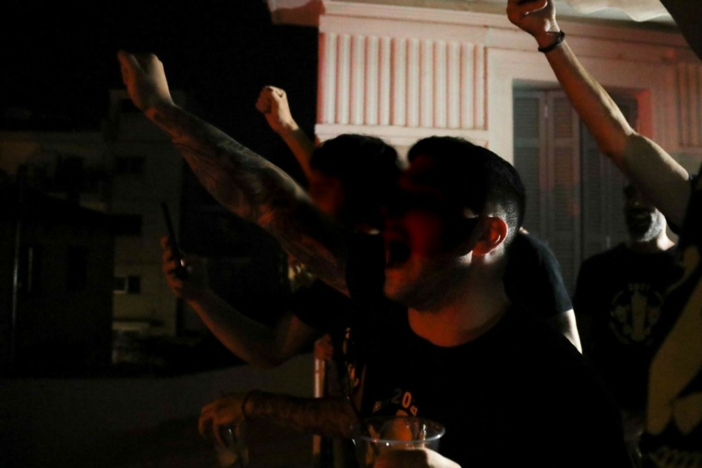 Ανεξέλεγκτοι οπαδοί σκόρπισαν τον τρόμο στη Νέα Φιλαδέλφεια – Επιτέθηκαν σε περαστικούς και θαμώνες (vid)