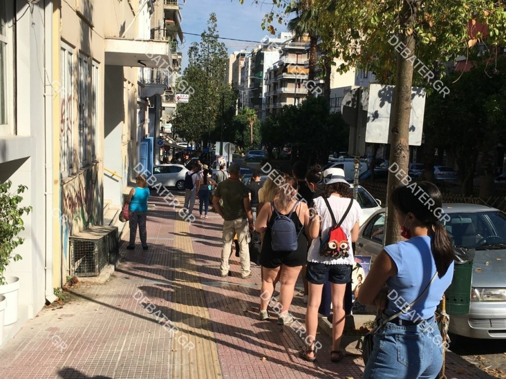 Τεράστια ουρά για ένα rapid test στον Πειραιά (pics&vid)