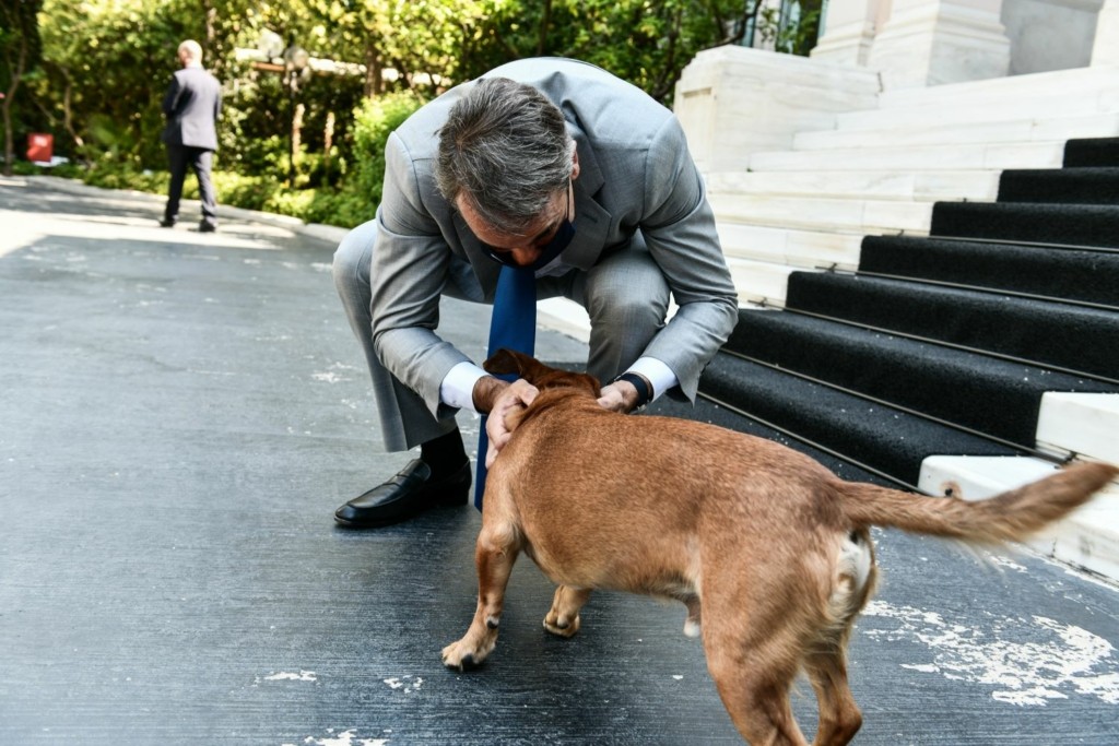 Όταν ο Πίνατ έκανε τον Μητσοτάκη να τρέχει σαν μικρό παιδί στο Μέγαρο Μαξίμου (pics)