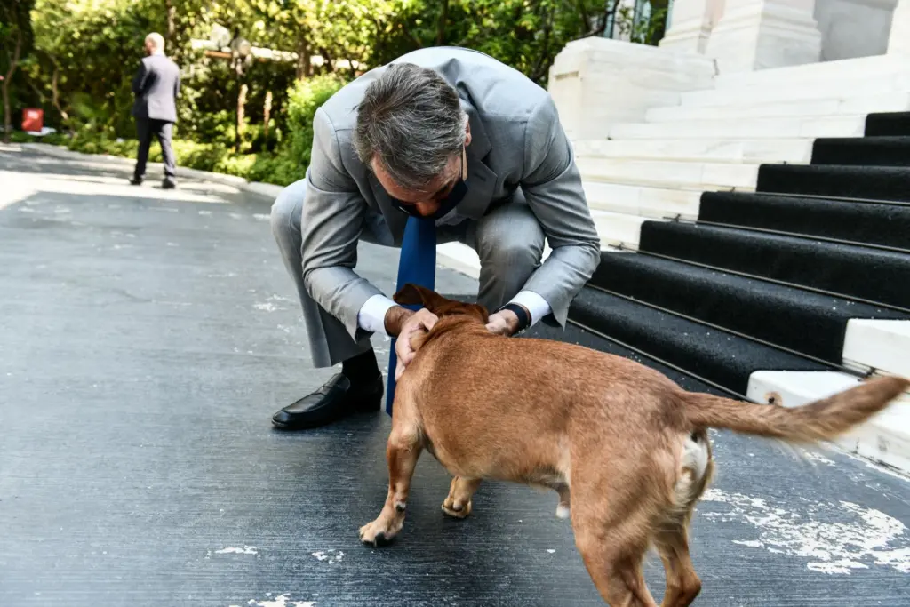 Όταν ο Πίνατ έκανε τον Μητσοτάκη να τρέχει σαν μικρό παιδί στο Μέγαρο Μαξίμου (pics)