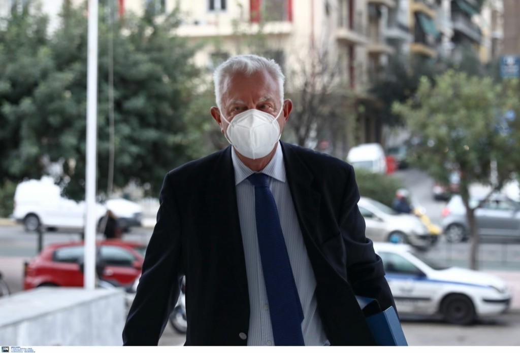 “Ναι” στον υποχρεωτικό εμβολιασμό δασκάλων, φοιτητών και φαντάρων από τον Πικραμμένο