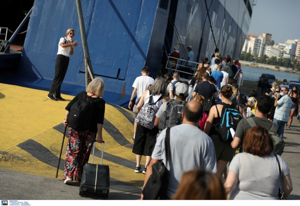 Άλλη μια μέρα με αυστηρούς ελέγχους, ουρές και αναμονή στο λιμάνι του Πειραιά (vid)