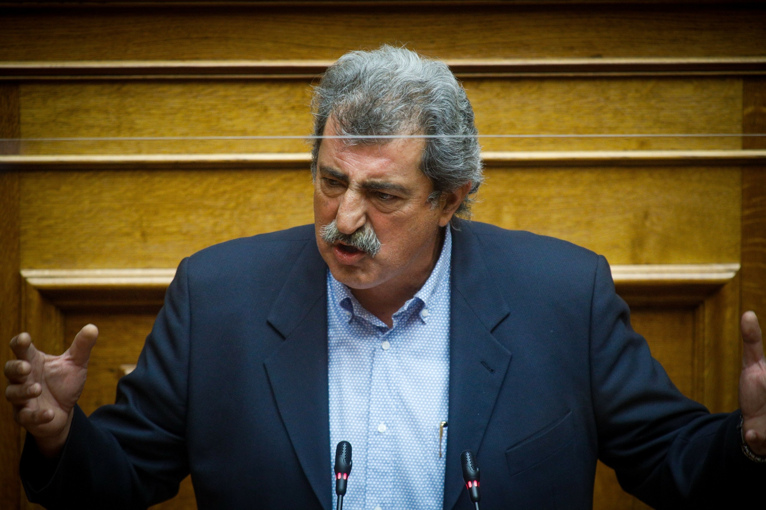 Ο Πολάκης με αναφορές στο ρεμπέτικο τραγούδι υπερασπίστηκε τον Παππά – Το “καρφί” με ατάκα του Πολύδωρα