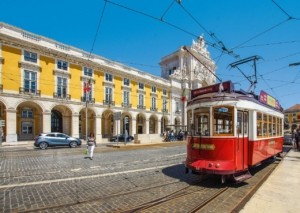 Πορτογαλία: Εκτροχιάστηκε το ιστορικό τελεφερίκ Γκλόρια – Τρεις νεκροί και 20 τραυματίες (Βίντεο)