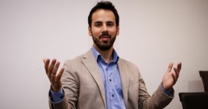 O Ρωμανός απαντά σε όσους κατηγόρησαν τον πρωθυπουργό για «σύγχυση στίχων» στην ανάρτηση για τον θάνατο του Σαββόπουλο