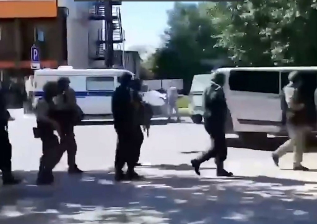 Άγνωστος άνδρας κρατά ομήρους για λύτρα σε τράπεζα στη Ρωσία (vid)