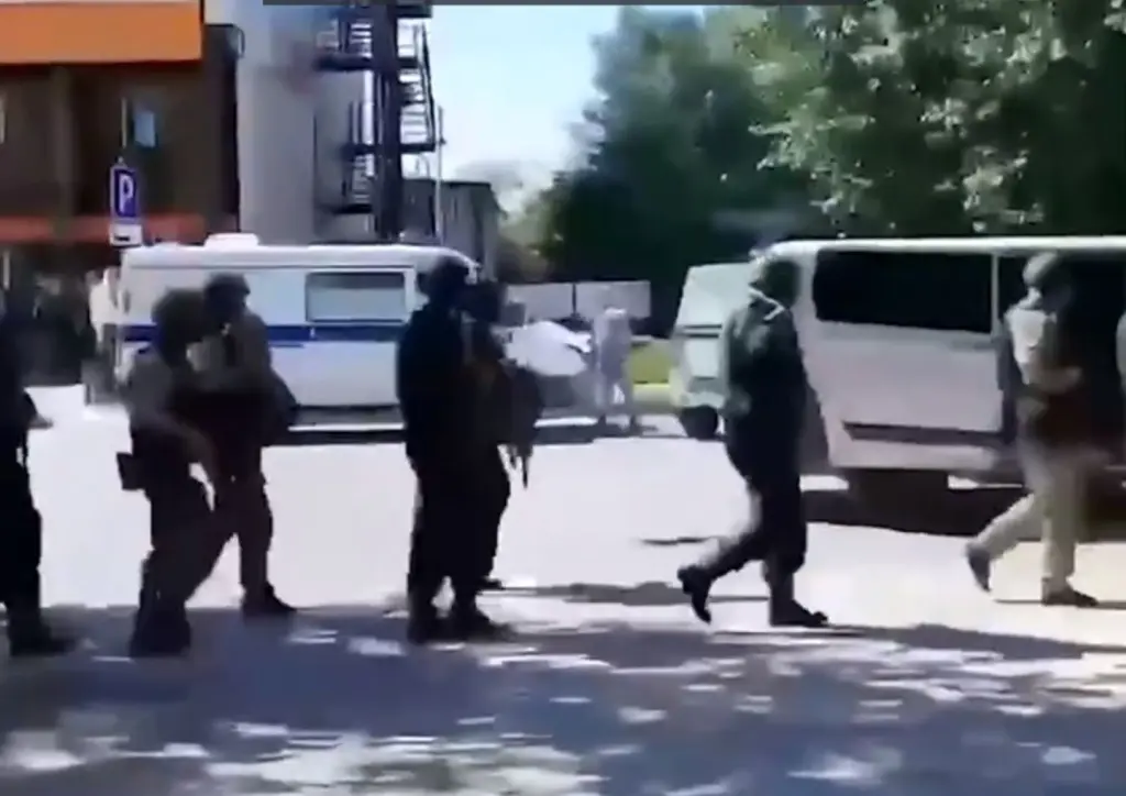Άγνωστος άνδρας κρατά ομήρους για λύτρα σε τράπεζα στη Ρωσία (vid)