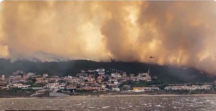 Σε κατάσταση έκτακτης ανάγκης η Σαρδηνία από τις πυρκαγιές – 1.500 άνθρωποι εγκατέλειψαν τα σπίτια τους (vid)