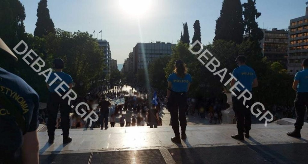 Οι αρνητές εμβολίων συγκεντρώθηκαν στο Σύνταγμα και την Ομόνοια (pics)