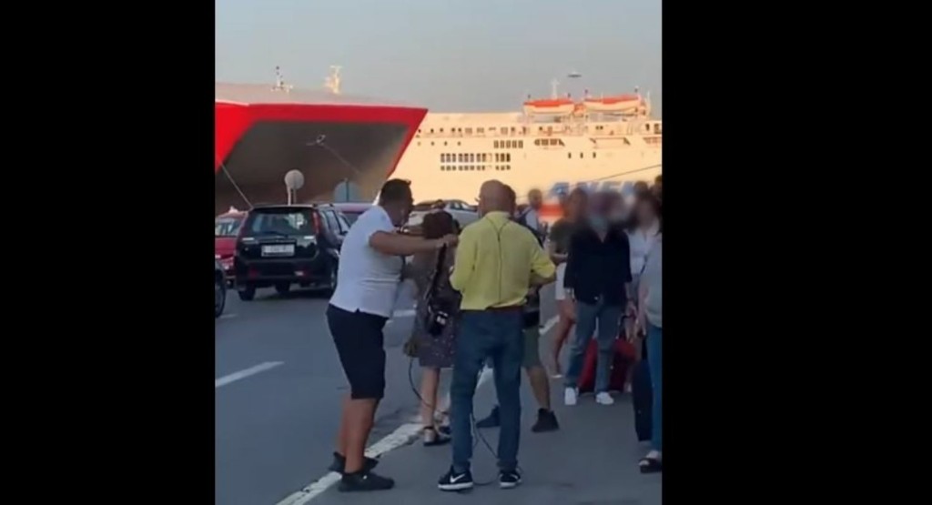 Εικονολήπτης του ΣΚΑΙ χτυπά πολίτη στο λιμάνι του Πειραιά (vid)