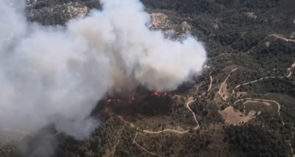 Τεράστια φωτιά κατακαίει φυσικό πάρκο στην Καταλονία – Συγκλονιστικές εικόνες