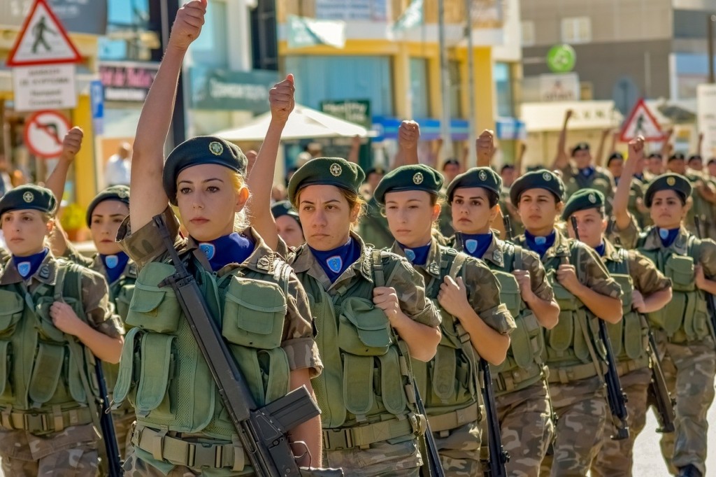 Κατηγορίες στις ουκρανικές αρχές για στερεοτυπικές ιδέες – Aποφάσισαν οι στρατιωτίνες να παρελάσουν με γόβες (pics)
