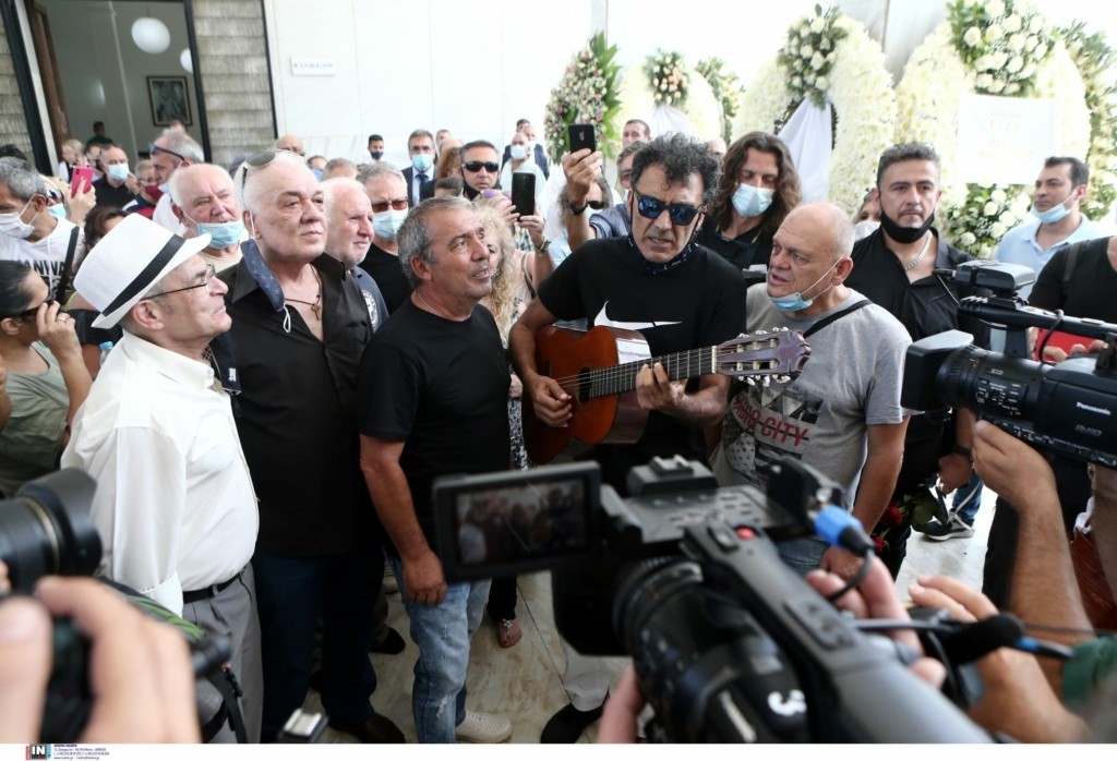 Πλημμύρισε το Α΄ Νεκροταφείο με τα τραγούδια του Τόλη Βοσκόπουλου (pics)