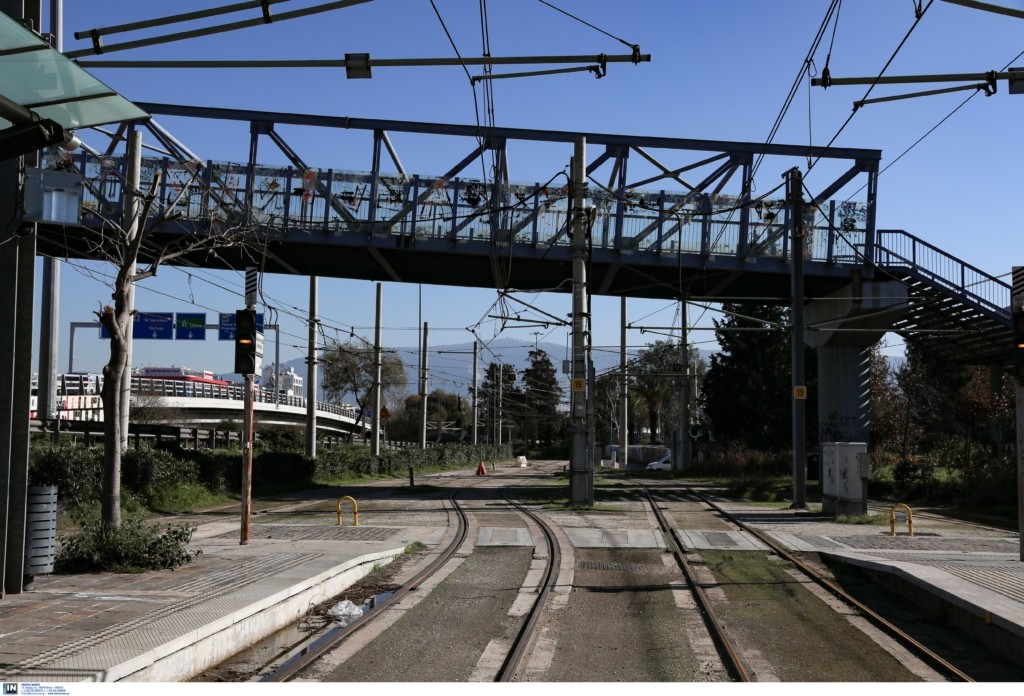 Ανήλικοι έβγαλαν μαχαίρι μέσα στο Τραμ μέρα μεσημέρι για ένα κινητό