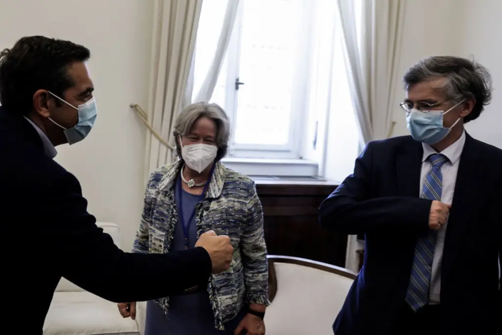 Κάλεσμα Τσίπρα να αγνοήσουν τον Μητσοτάκη αλλά να εμβολιαστούν