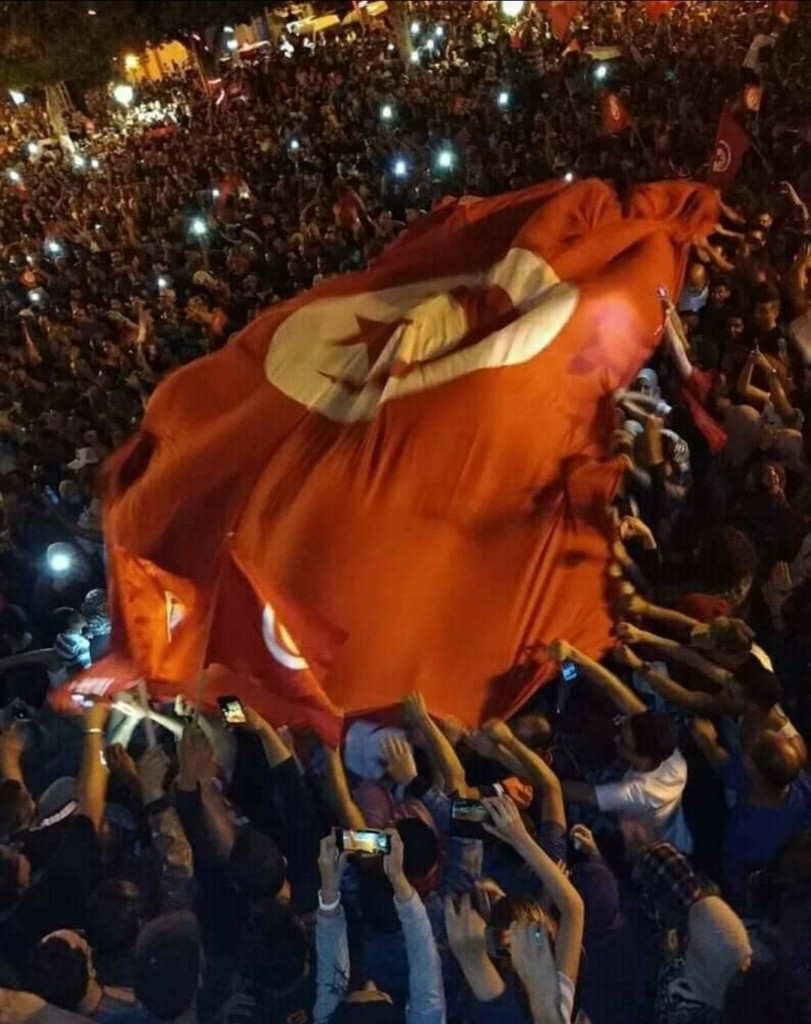 Καζάνι που βράζει η Τυνησία – Ο στρατός περικύκλωσε το πρωθυπουργικό μέγαρο (pics&vid)