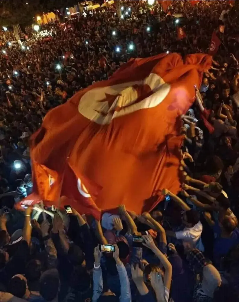 Καζάνι που βράζει η Τυνησία – Ο στρατός περικύκλωσε το πρωθυπουργικό μέγαρο (pics&vid)