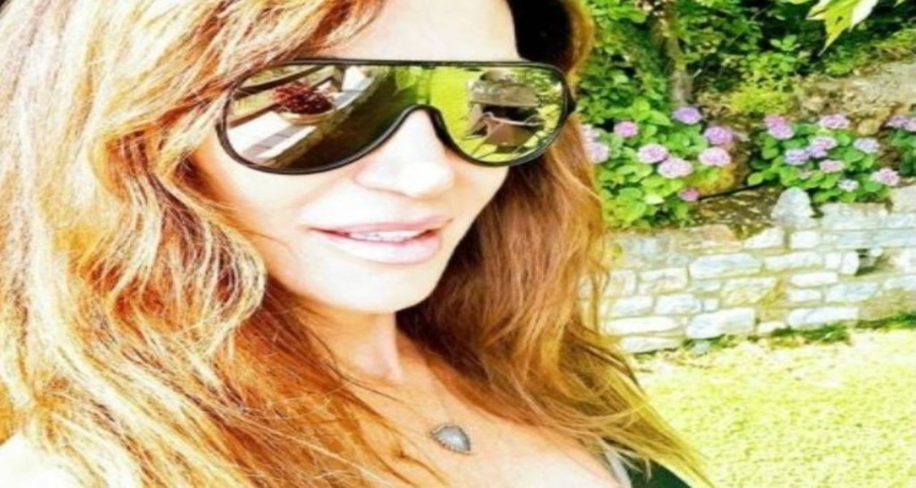 Ξεκαθαρίζει η Βίκυ Χατζηβασιλείου – “Δεν είμαι ούτε με τους εμβολιασμένους, ούτε με τους ανεμβολίαστους”