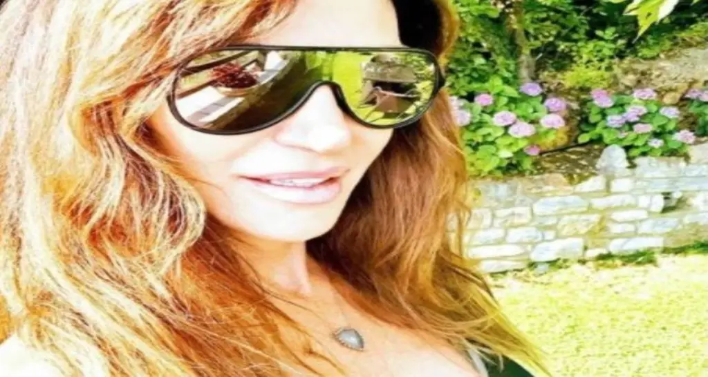 Ξεκαθαρίζει η Βίκυ Χατζηβασιλείου – “Δεν είμαι ούτε με τους εμβολιασμένους, ούτε με τους ανεμβολίαστους”