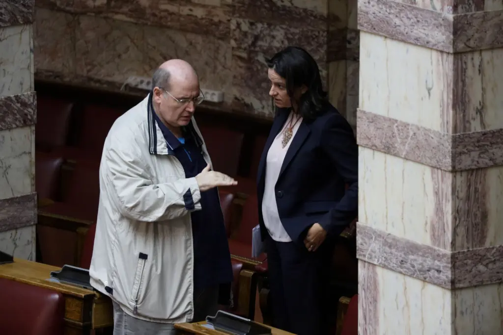 Χαμός στη Βουλή με Φίλη και Κεραμέως – “Τι θα πουν τα παιδιά σας;” – “Είστε αποφυγή για τους νέους”