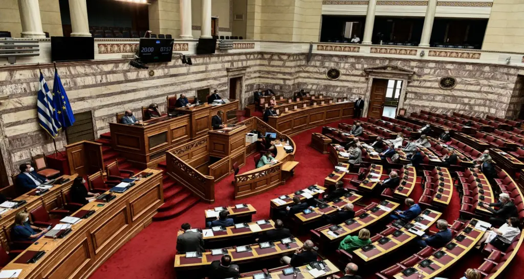 Σε υψηλούς τόνους η συζήτηση στη Βουλή για Αποστολάκη και ανασχηματισμό