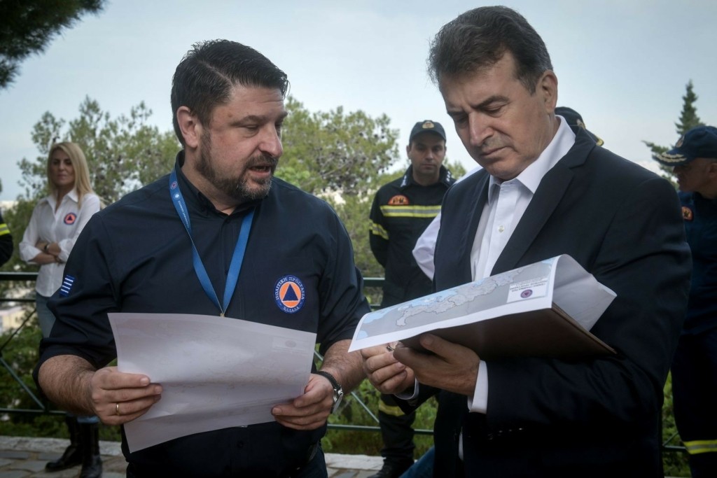 Μέτρα για τους εργαζόμενους λόγω καύσωνα προανήγγειλε ο Χρυσοχοΐδης
