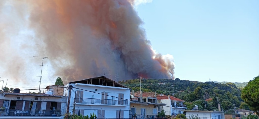Μεγάλη φωτιά στην Αχαΐα – Εκκενώνονται τέσσερις οικισμοί – Καίγονται σπίτια (pics&vids)