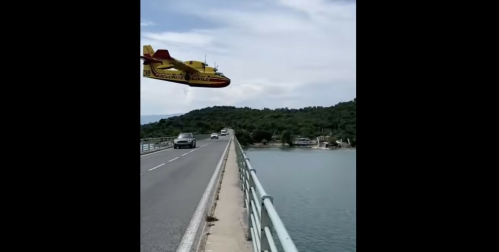 Canadair “γλείφει” γέφυρα με αυτοκίνητα για να γεμίσει νερό (vid)