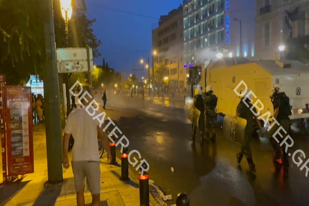 Σε 47 προσαγωγές προχώρησε η ΕΛ.ΑΣ. για τα επεισόδιά των αντιεμβολιαστών στο Σύνταγμα (vids)
