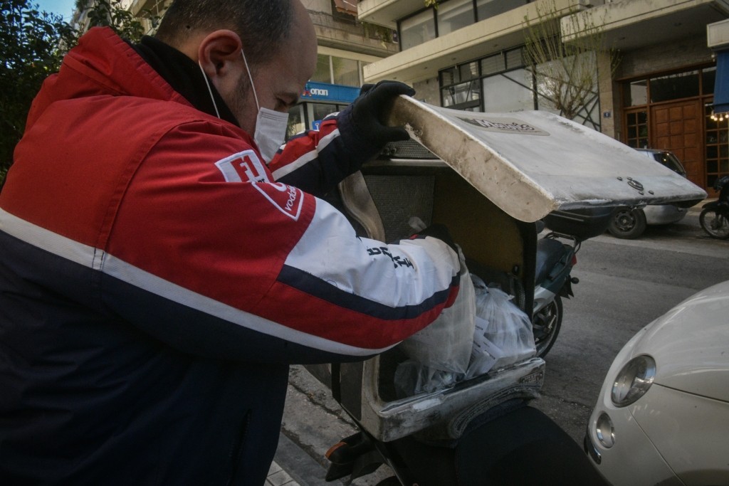 Αδιανόητο περιστατικό στο Γαλάτσι – Τους πήγε τον καφέ και τον πυροβόλησαν