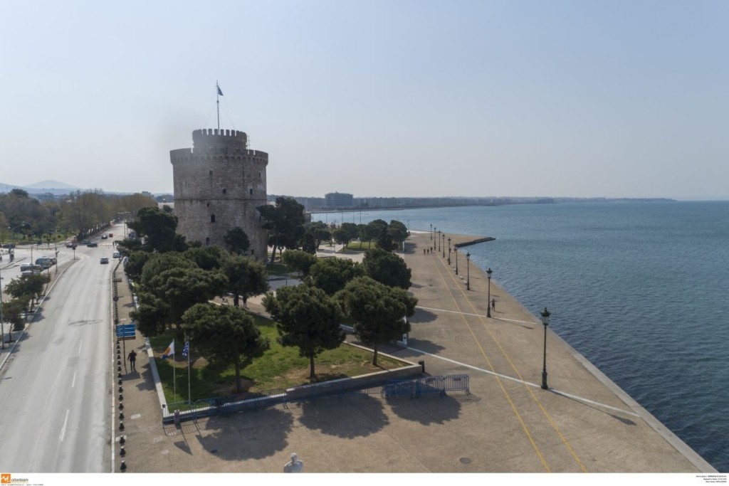Συγκέντρωση αντιεμβολιαστών στη Θεσσαλονίκη – Κατέβηκαν στον Λευκό Πύργο χωρίς μάσκες (pics)