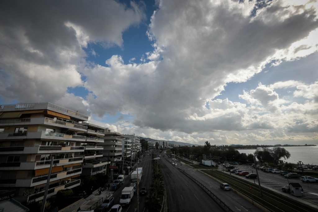 Τα δυο πρόσωπα του καιρού την Πέμπτη – Άνοδος της θερμοκρασίας αλλά και καταιγίδες το απόγευμα