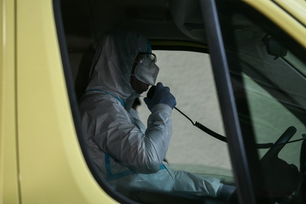 Οδοντίατρος αυτοκτόνησε κόβοντας τις φλέβες του – Έσπασαν την πόρτα του σπιτιού του για να τον βρουν