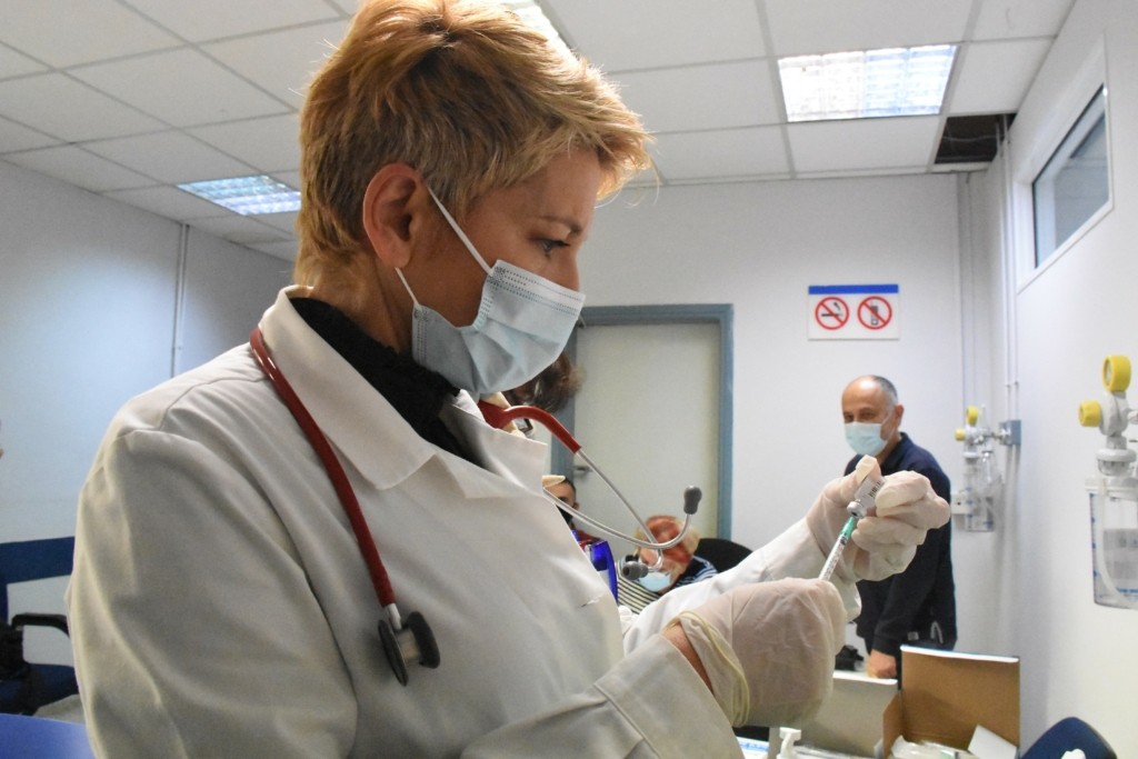Η απίστευτη πατέντα ανεμβολίαστων υγειονομικών για να μην κάνουν το εμβόλιο (vid)