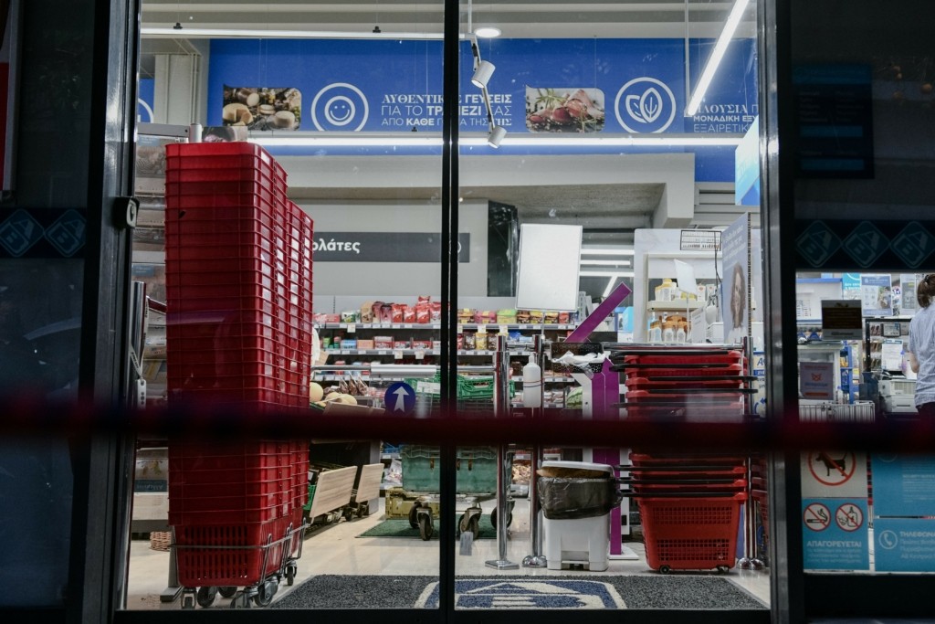 Δυσκολεύουν τα πράγματα για τους ανεμβολίαστους από Σεπτέμβριο – Τι θα ισχύσει για τα σούπερ μάρκετ (vid)