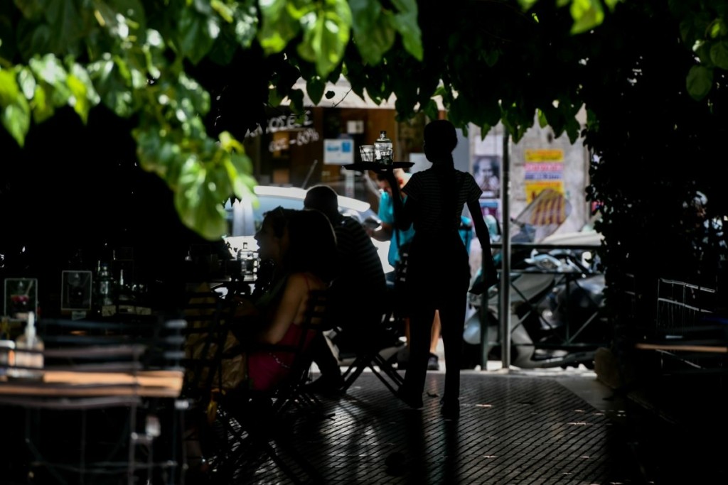Τέρμα η “διασκέδαση” για τους ανεμβολίαστους – Τα νέα μέτρα για τον εργασιακό χώρο και την εστίαση