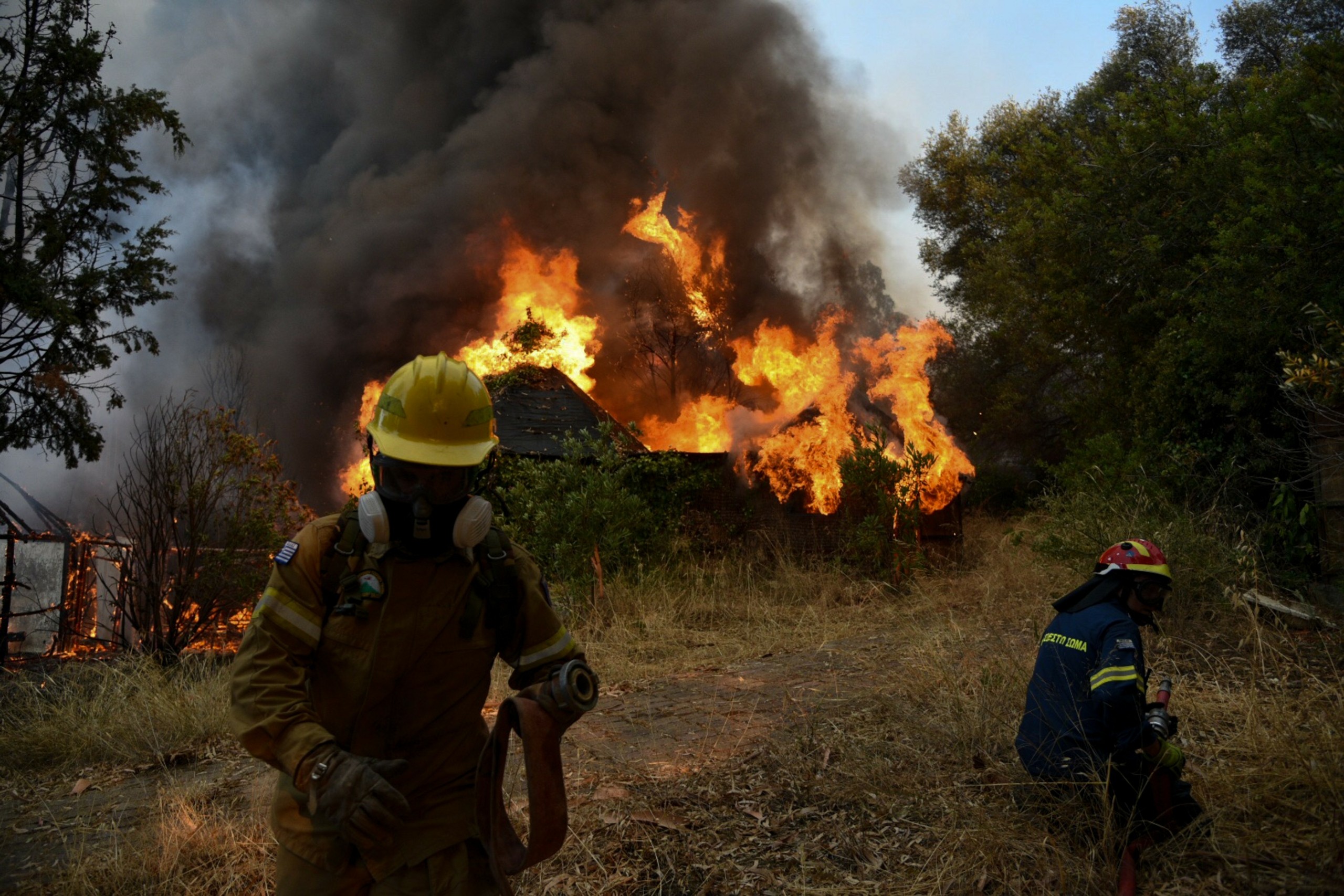 Συνεχίζεται η μάχη με την πύρινη λαίλαπα στην Αχαΐα – 16 άνθρωποι στο νοσοκομείο – 20 σπίτια έγιναν στάχτη (pics&vids)