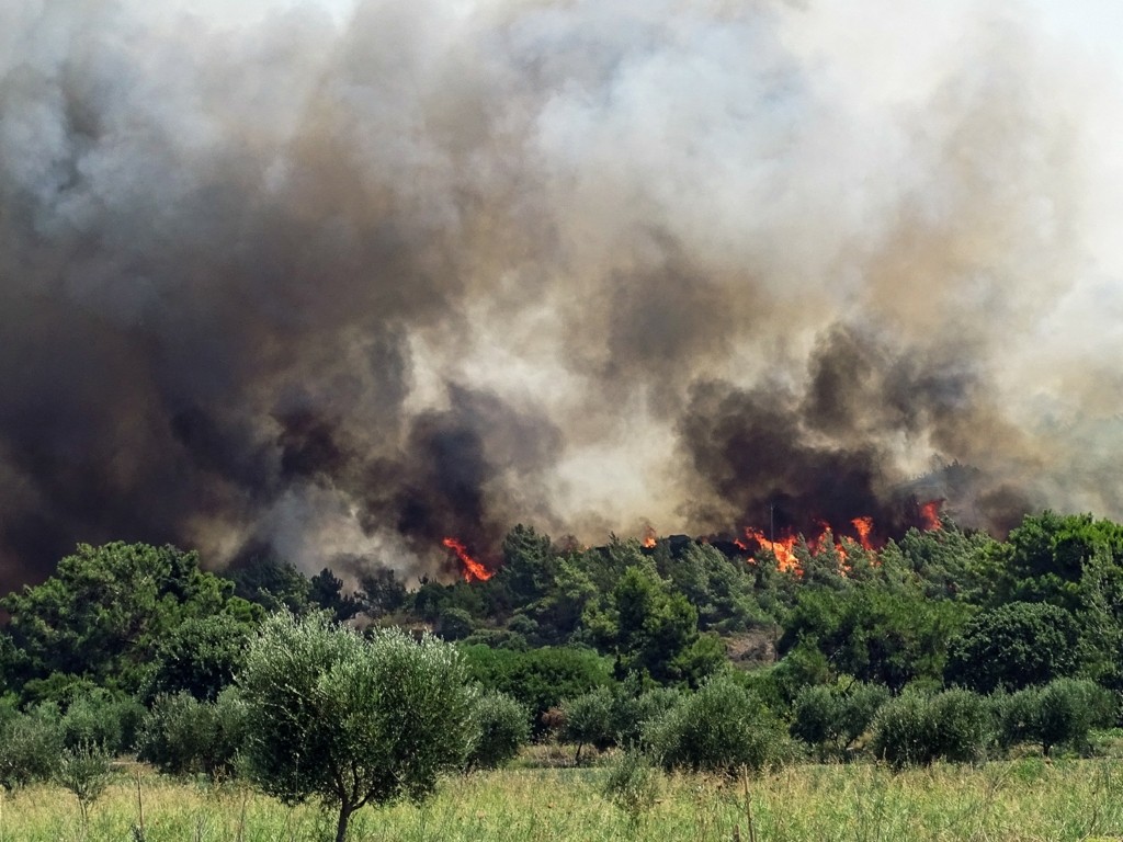 Μαίνεται για τρίτη μέρα η μεγάλη φωτιά στη Ρόδο – Ολονύχτια μάχη με τις φλογες – Εκκενώθηκαν Ψίνθος και Μαριτσά (pics&vid)