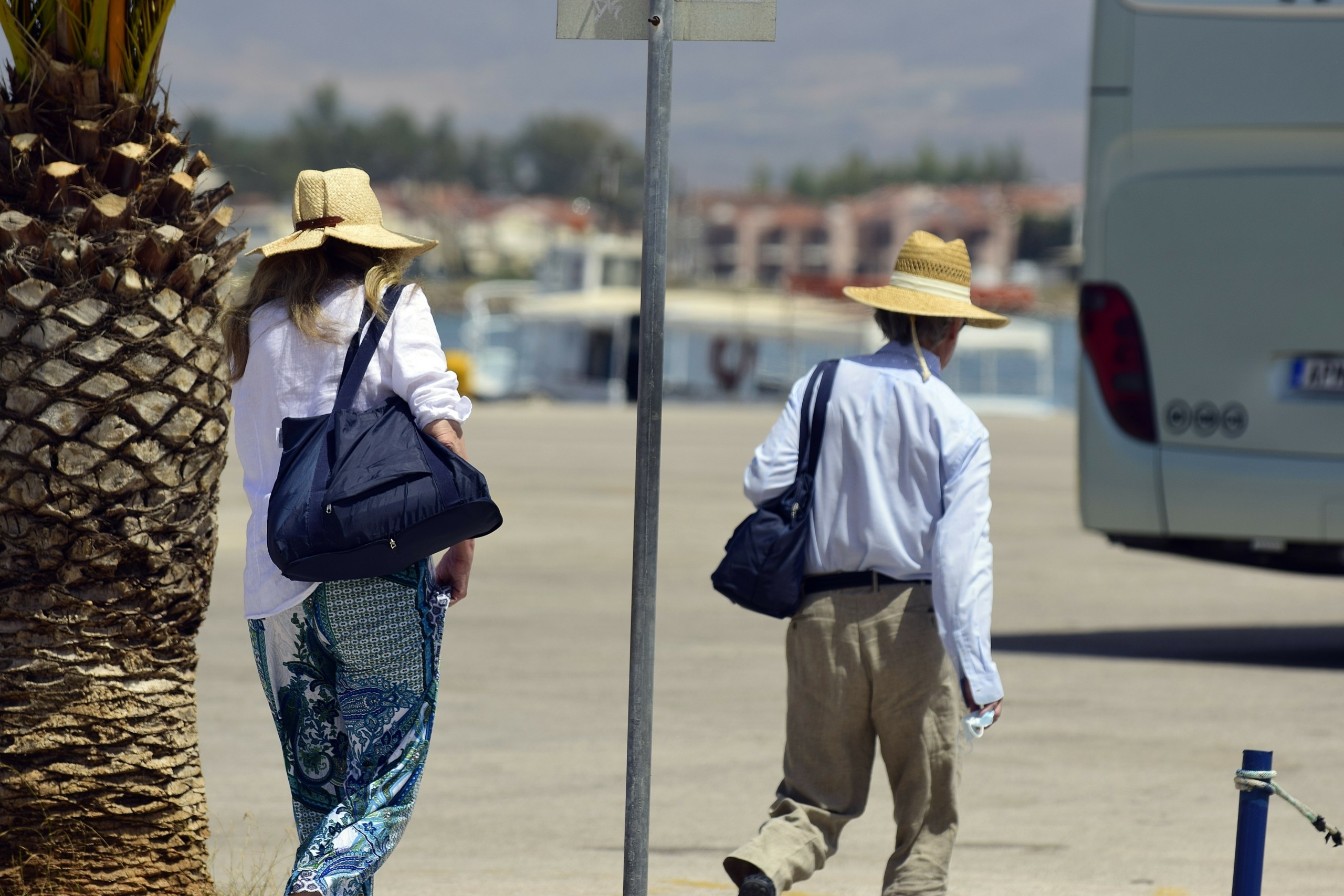 Ζέστη αλλά και τοπική συννεφιά με μπόρες την Τρίτη
